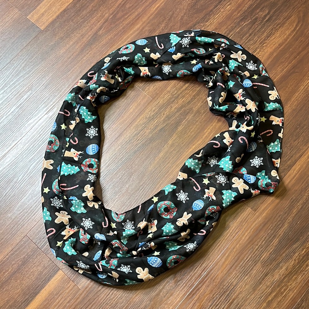 Vivian & Vincent Christmas Holiday scarf, soft and light weight, infinity, new